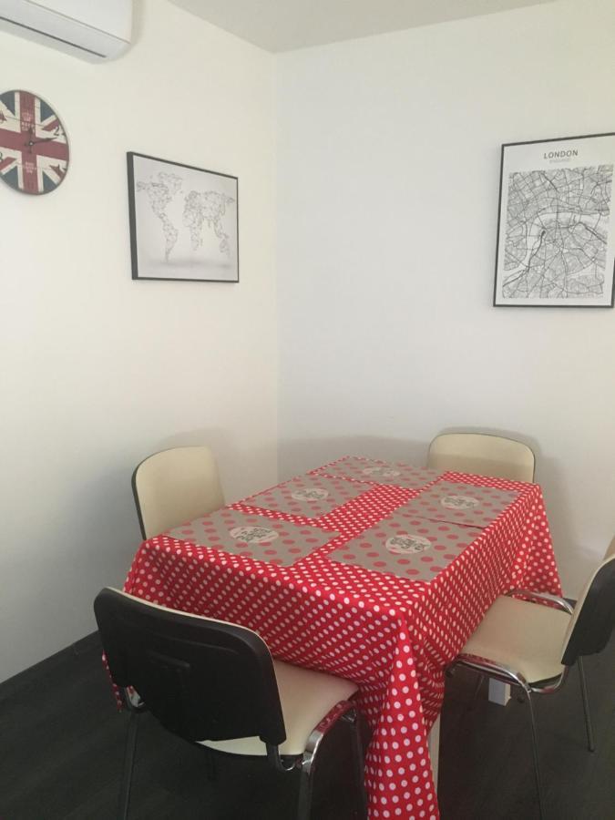 Buckingham Palace Apartman, Debrecen Buitenkant foto