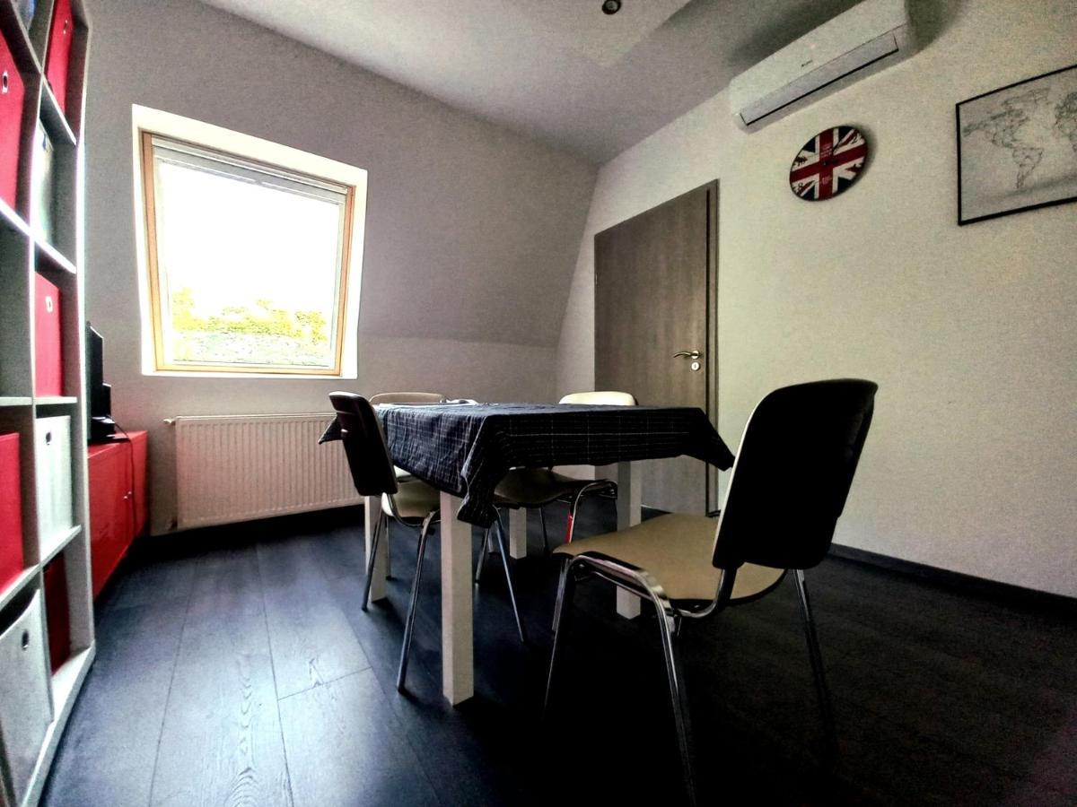 Buckingham Palace Apartman, Debrecen Buitenkant foto